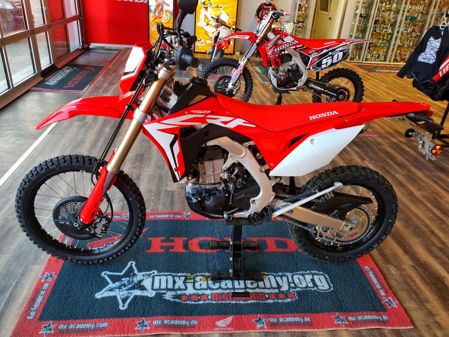 Enduro Shop Enduro Shop – Honda Motocross Motorrad im Verkaufsraum