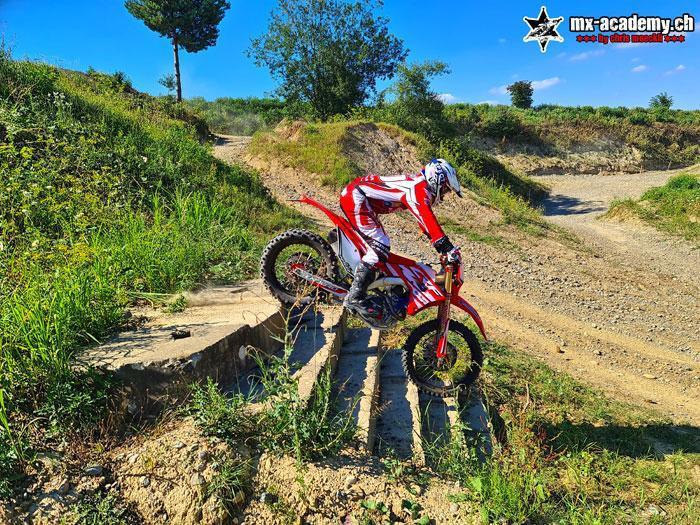 Entraînement hard enduro dans les escaliers à la MX-Academy Suisse à Schlatt TG