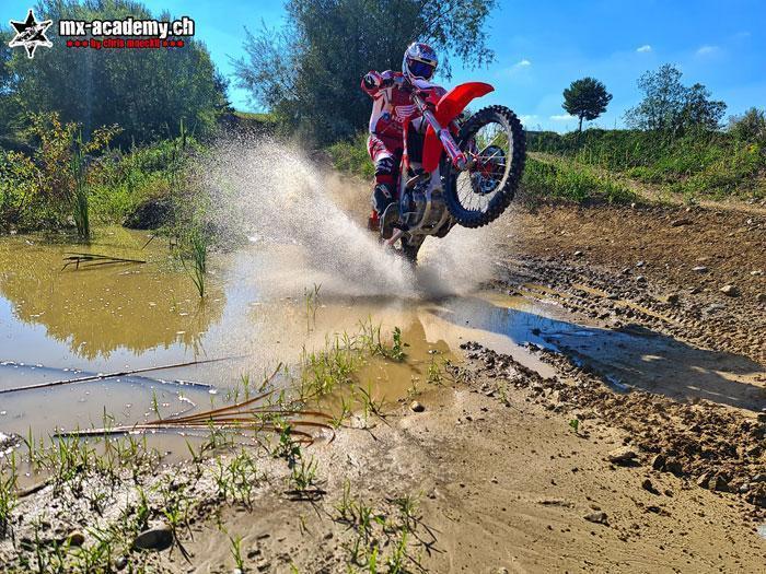 Passage à gué en hard enduro à la MX-Academy Suisse à Schlatt TG – traversée d’un ruisseau en action