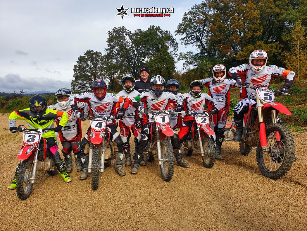 Jugend Motocross in der MX-Academy: Jugendliche mit Startnummern 1 bis 5 auf Honda Motocross Motorrädern zusammen mit Trainer und erwachsenen Fahrern