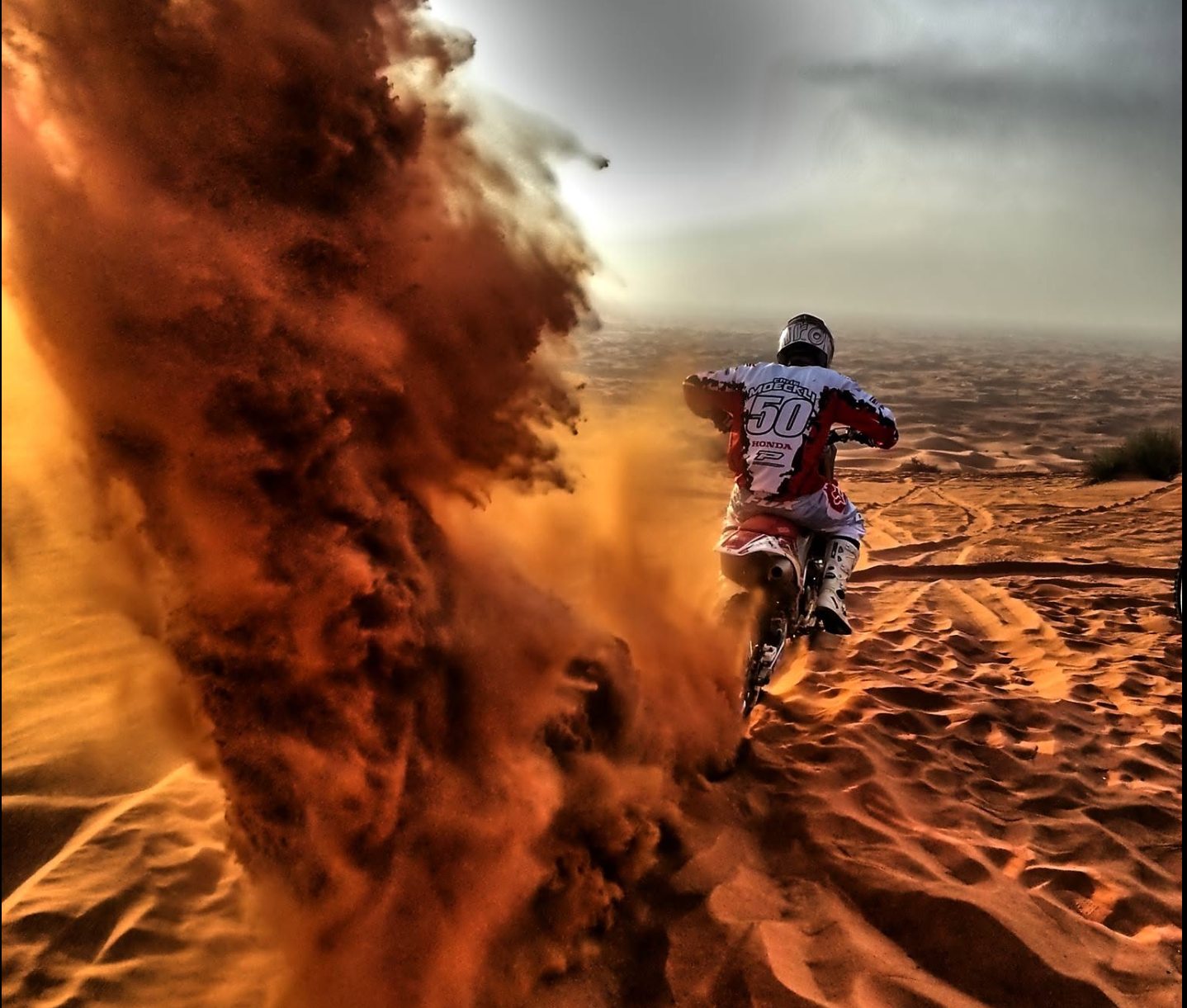 Motocross Dubai – Chris Möckli #50 zieht eine Sandfontäne durch die Wüste von Dubai