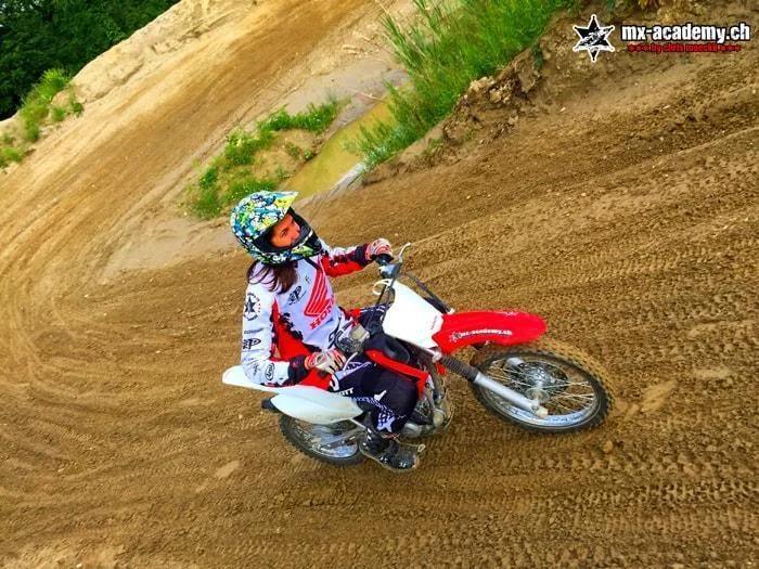 Motocross Motorrad Anfänger CRF125F fahren lernen Frauen
