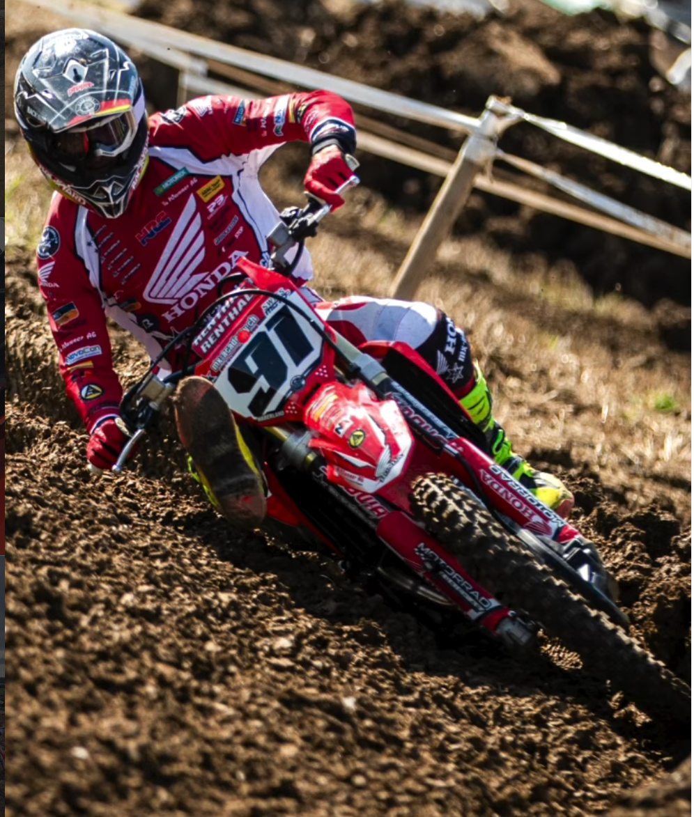 Honda Fahrer #91 des Motocross Racing Teams der MX-Academy in der Kurve