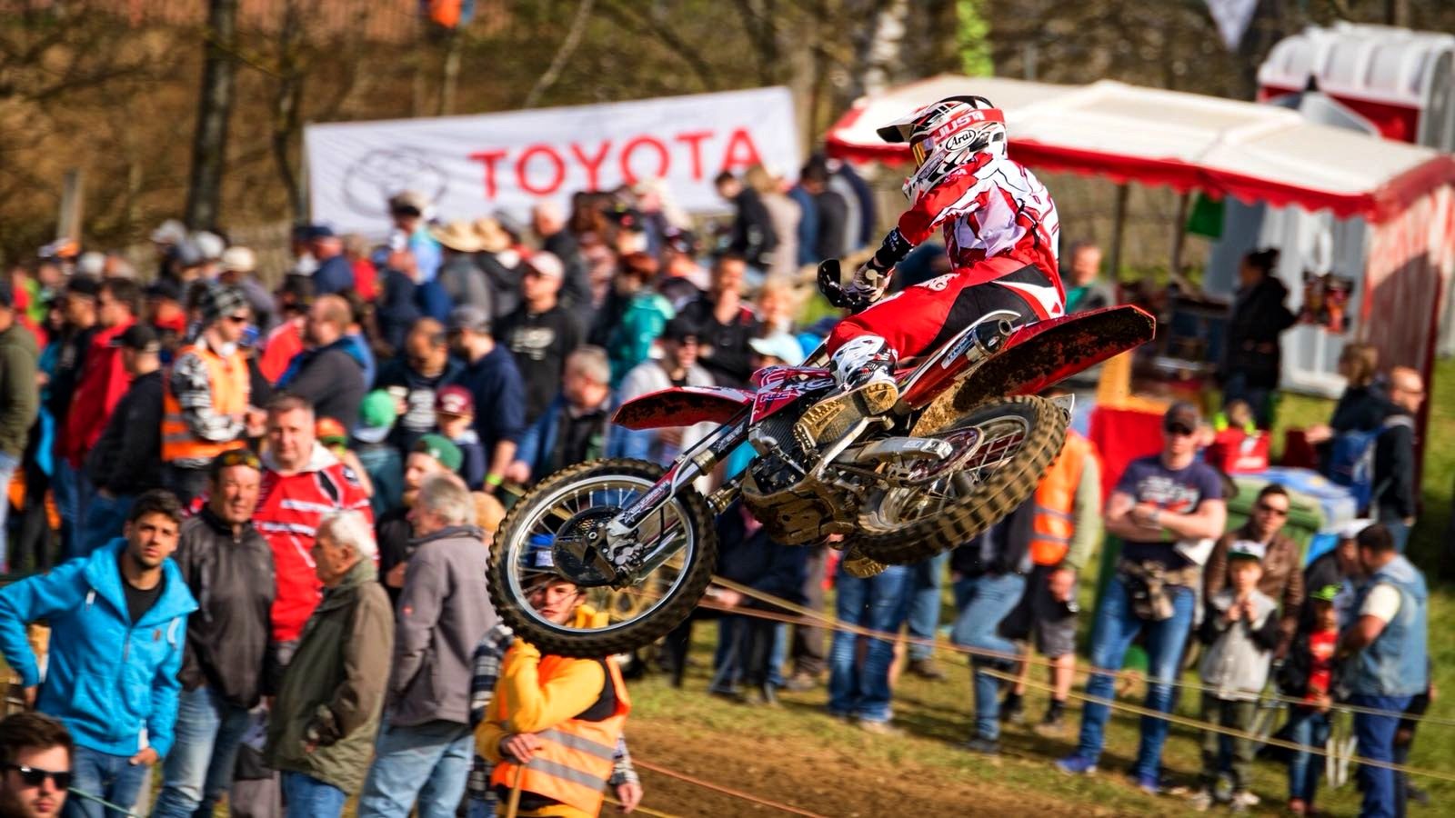 Sprung eines Honda Fahrers des MX-Academy Rennteams beim Motocross Wohlen
