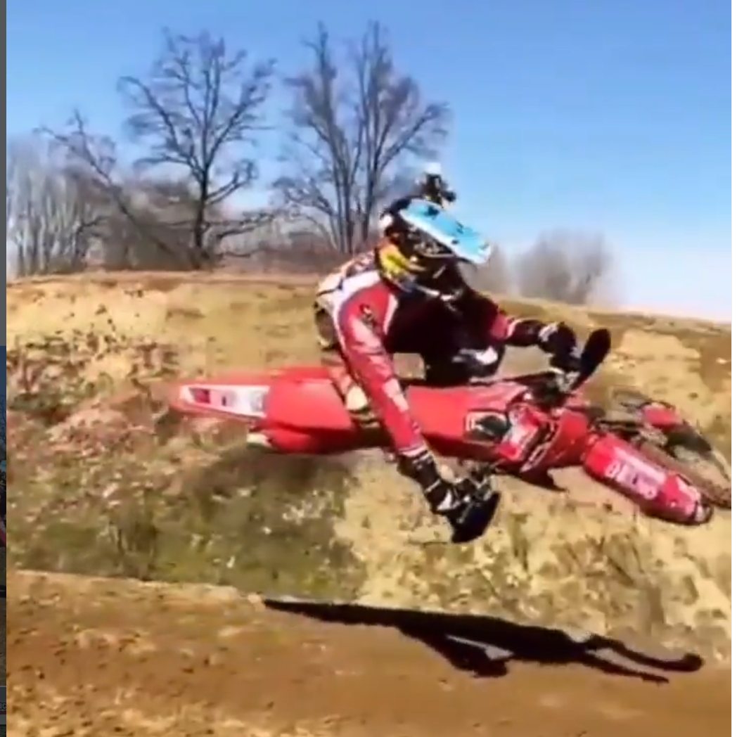 Whip-Sprung eines Honda Fahrers des Motocross Rennteams der MX-Academy