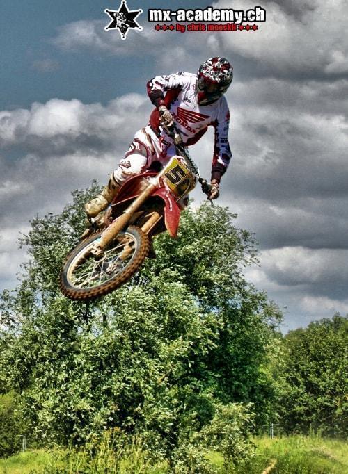 Chris Möckli montre la technique de pilotage en motocross – entraînement à la MX-Academy Suisse