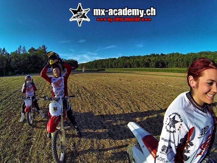 Moto pour femmes MX-Academy Suisse – des femmes à l’entraînement moto avec un coach professionnel