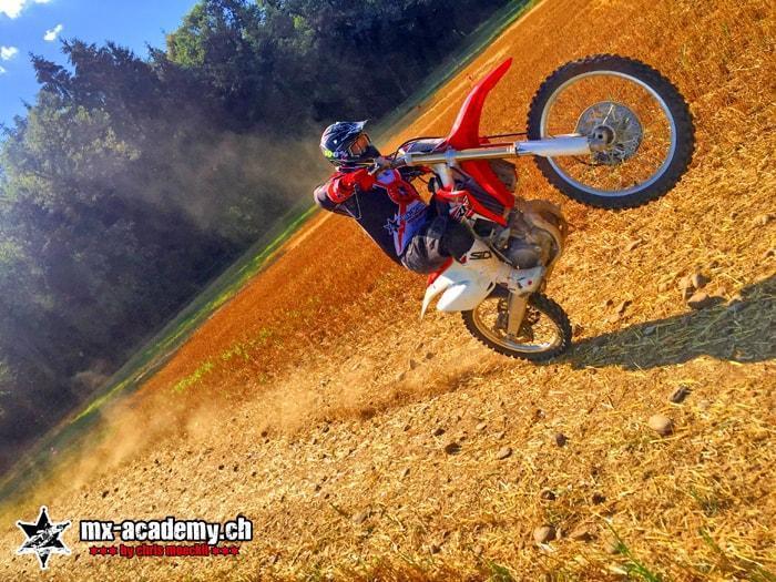 Expérience sensations fortes, plaisir et adrénaline : pilote de motocross en wheeling sur la Honda Expérience sensations fortes, plaisir et adrénaline : pilote de motocross en wheeling sur la Honda