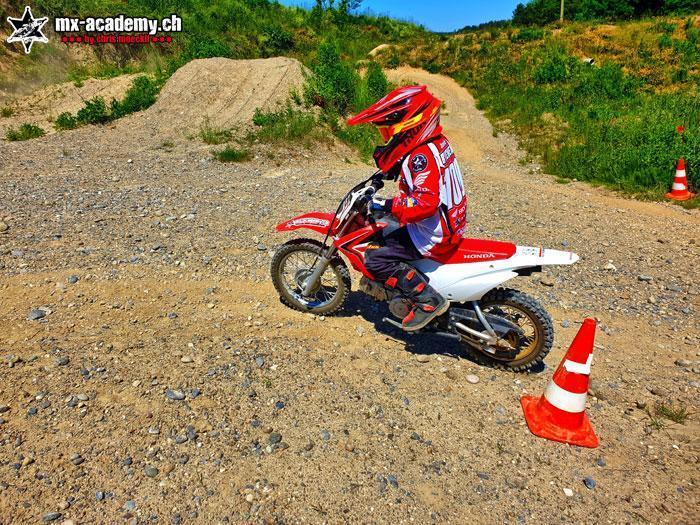 Kinder-Motocross Schweiz, fahren lernen auf der Strecke, die ersten Runde mit Unterstützung vom Trainer