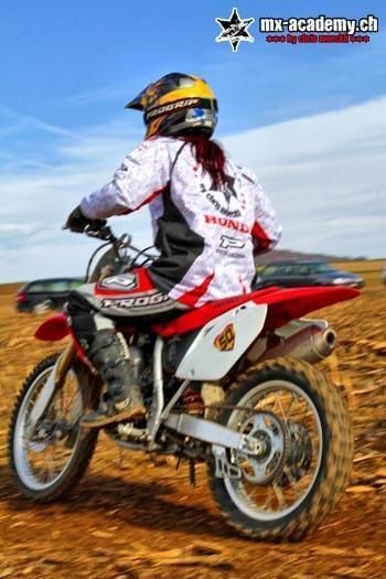 Moto cross pour femmes à la MX-Academy