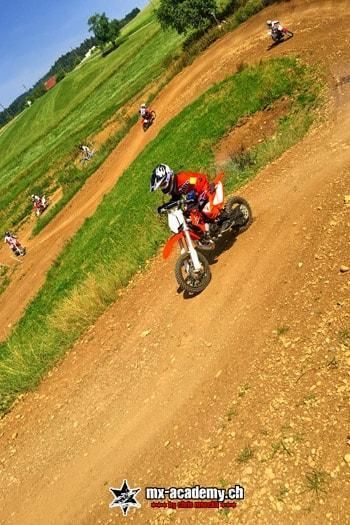 moto cross pour enfants avec sa propre moto cross pour enfants.